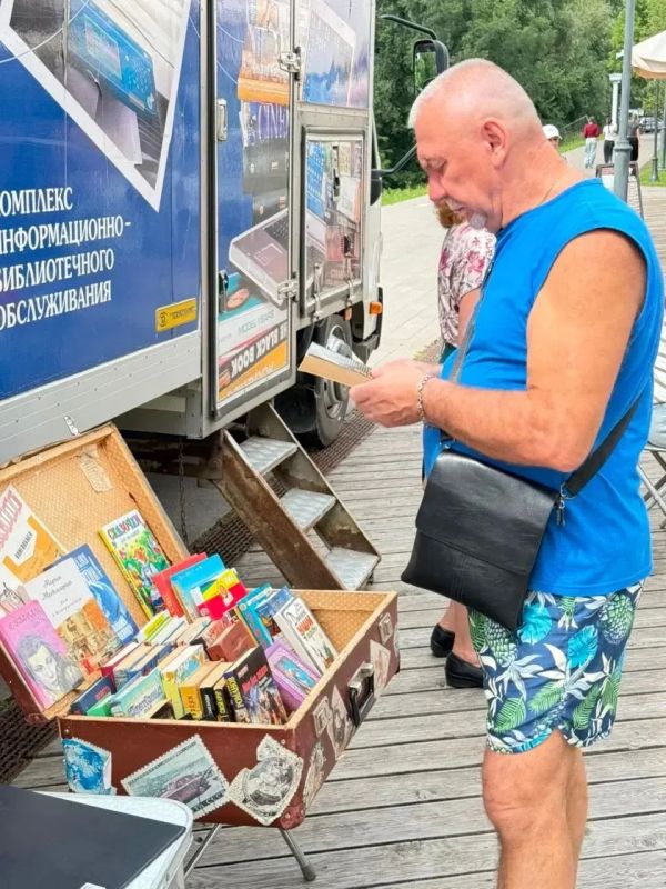 В парках Воскресенска продолжает работу выездной читальный зал под открытым небом «Аллея читающих людей», который реализуют сотрудники Центральной библиотеки им. Инны Гофф и библиомобиля КИБО В парках Воскресенска продолжает работу выездной читальный зал под открытым небом «Аллея читающих людей», который реализуют сотрудники Центральной библиотеки им. Инны Гофф и библиомобиля КИБО