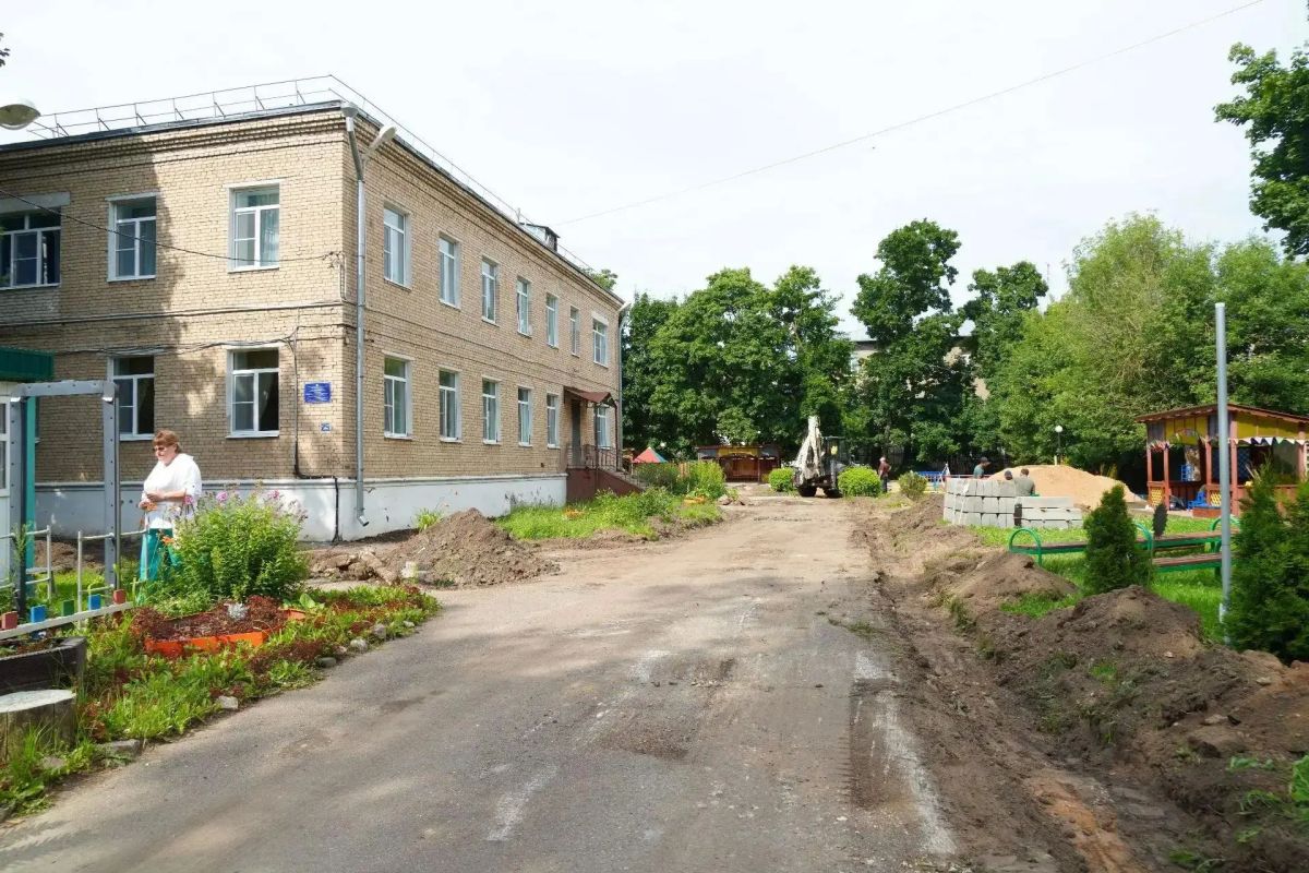В дошкольном отделении средней общеобразовательной школы №1, которое находится в Зелёном переулке, активно ведутся работы по благоустройству двора В дошкольном отделении средней общеобразовательной школы №1, которое находится в Зелёном переулке, активно ведутся работы по благоустройству двора