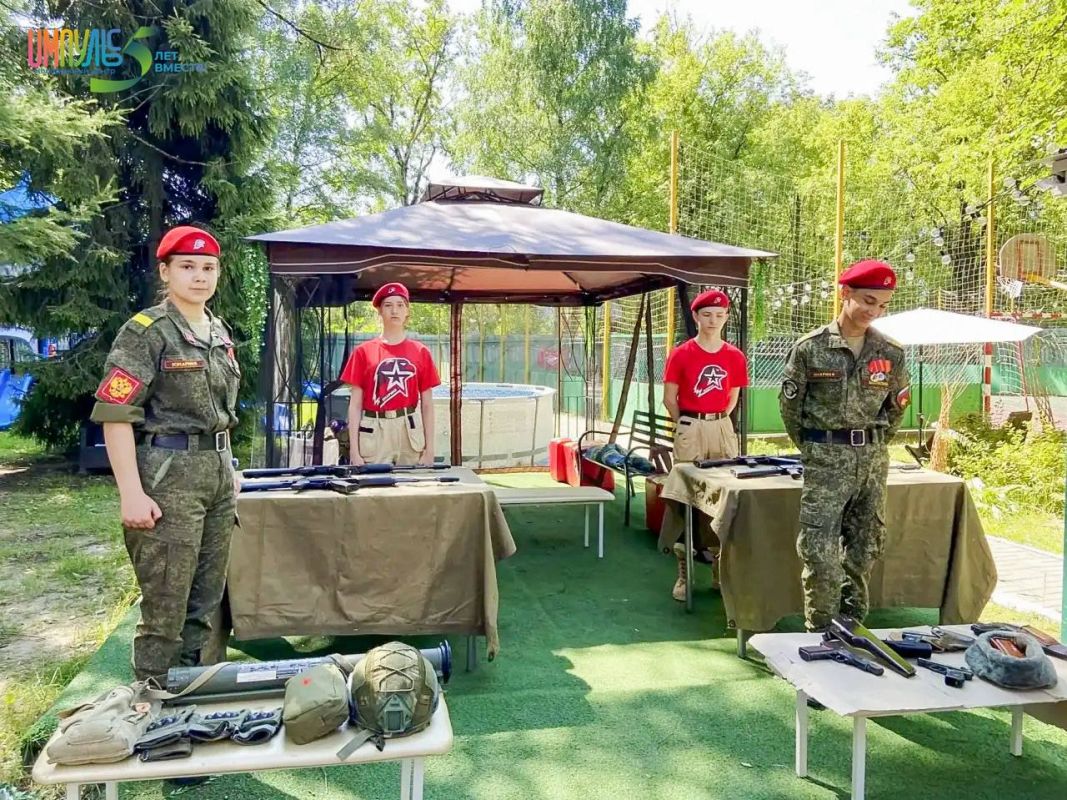 Уроки мужества: юнармейцы обучили ребят строевой подготовке Уроки мужества: юнармейцы обучили ребят строевой подготовке
