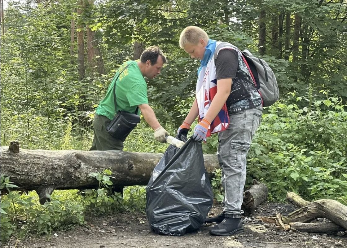 В городском бору прошла экологическая акция, организованная Центром по профориентации и трудоустройству молодёжи. Более 20 школьников и студентов из летнего лагеря труда и отдыха приводили в порядок тропинки и поляны