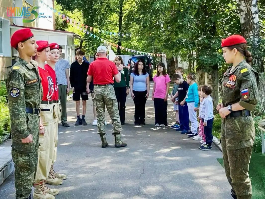 Уроки мужества: юнармейцы обучили ребят строевой подготовке Уроки мужества: юнармейцы обучили ребят строевой подготовке