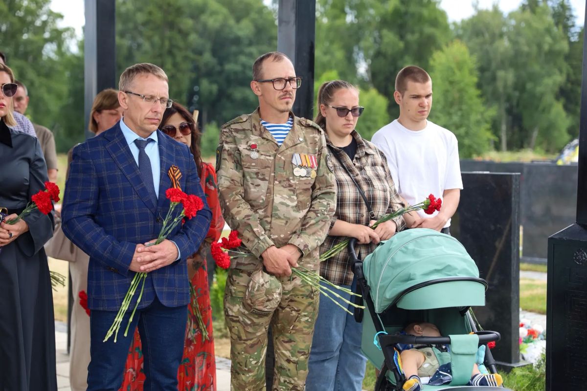 Константин Михальков: Сегодня вместе с семьями наших Героев, ветеранами, военнослужащими и представителями духовенства открыли Аллею памяти бойцам СВО на кладбище в Обухово Константин Михальков: Сегодня вместе с семьями наших Героев, ветеранами, военнослужащими и представителями духовенства открыли Аллею памяти бойцам СВО на кладбище в Обухово