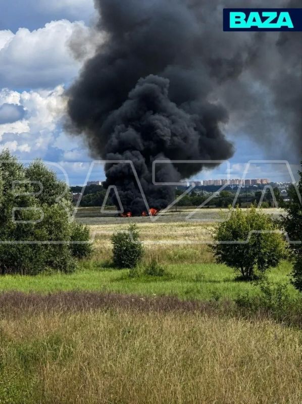Новости к этому часу:. Военный самолёт рухнул в Подмосковье, пилот успел катапультироваться