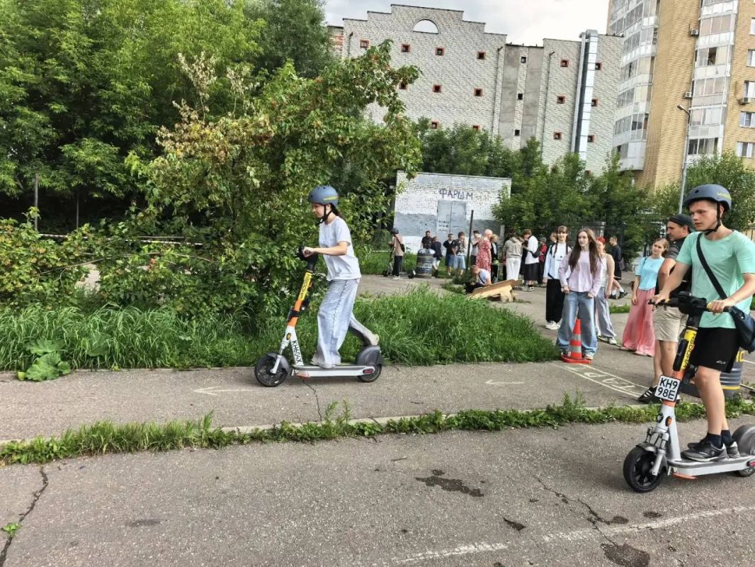 Чтобы прогулки на самокатах были в радость, автоинспекторы из Пушкино организовали для подростков обучающий квест Чтобы прогулки на самокатах были в радость, автоинспекторы из Пушкино организовали для подростков обучающий квест