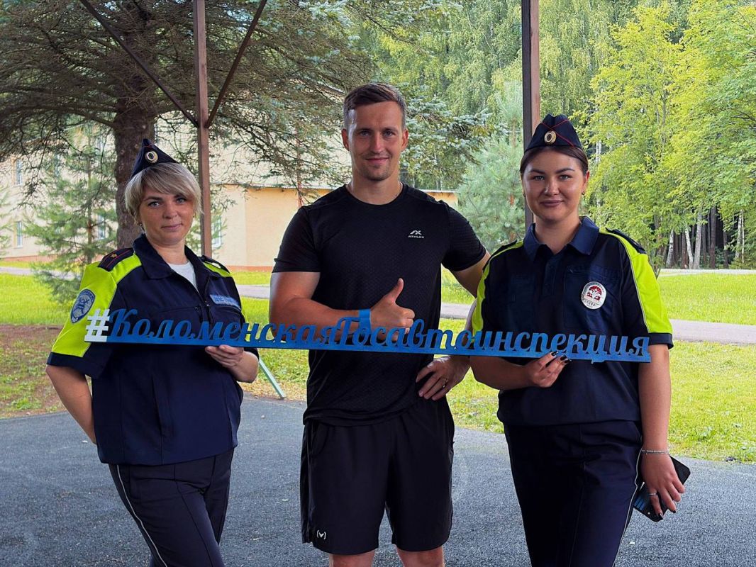 В детском оздоровительном лагере «Олимп» состоялась яркая акция «Зарядка со стражами правопорядка», звездным гостем на которой стал Николай Бобылев — победитель популярного спортивного шоу «Титаны» на телеканале ТНТ В детском оздоровительном лагере «Олимп» состоялась яркая акция «Зарядка со стражами правопорядка», звездным гостем на которой стал Николай Бобылев — победитель популярного спортивного шоу «Титаны» на телеканале ТНТ
