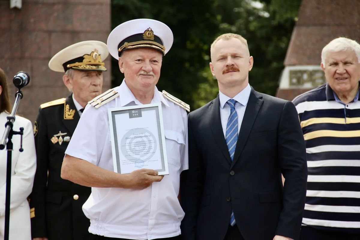 В последнее воскресенье июля мы вместе отметим День Военно-Морского Флота – праздник настоящих мужчин, тех, кто связал свою жизнь с морем и защитой нашей страны В последнее воскресенье июля мы вместе отметим День Военно-Морского Флота – праздник настоящих мужчин, тех, кто связал свою жизнь с морем и защитой нашей страны