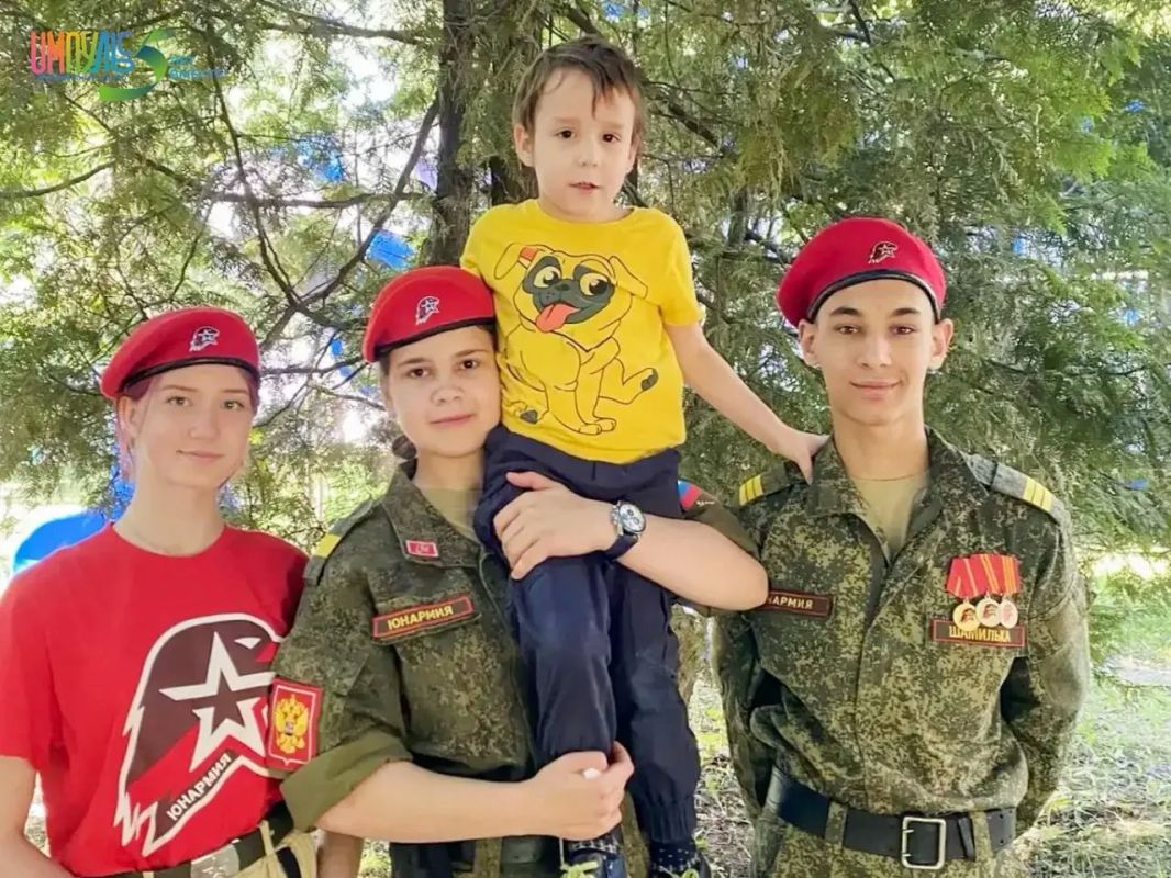 Уроки мужества: юнармейцы обучили ребят строевой подготовке Уроки мужества: юнармейцы обучили ребят строевой подготовке