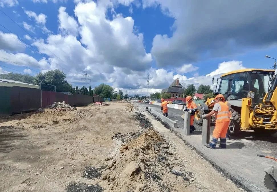 В Мытищах в рамках реконструкции участка Осташковского шоссе (более 430 метров) приступили к устройству песчаной насыпи на левой стороне дороги