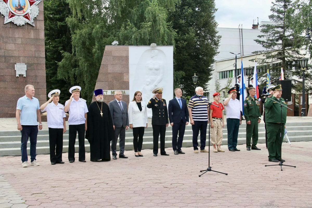 В последнее воскресенье июля мы вместе отметим День Военно-Морского Флота – праздник настоящих мужчин, тех, кто связал свою жизнь с морем и защитой нашей страны В последнее воскресенье июля мы вместе отметим День Военно-Морского Флота – праздник настоящих мужчин, тех, кто связал свою жизнь с морем и защитой нашей страны