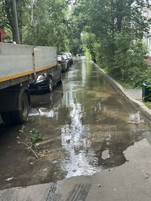 Во время проведения ремонтных работ специалисты «Мособлэнерго» повредили трубопровод холодного водоснабжения вблизи д.1 на ул. Новая в Сходне