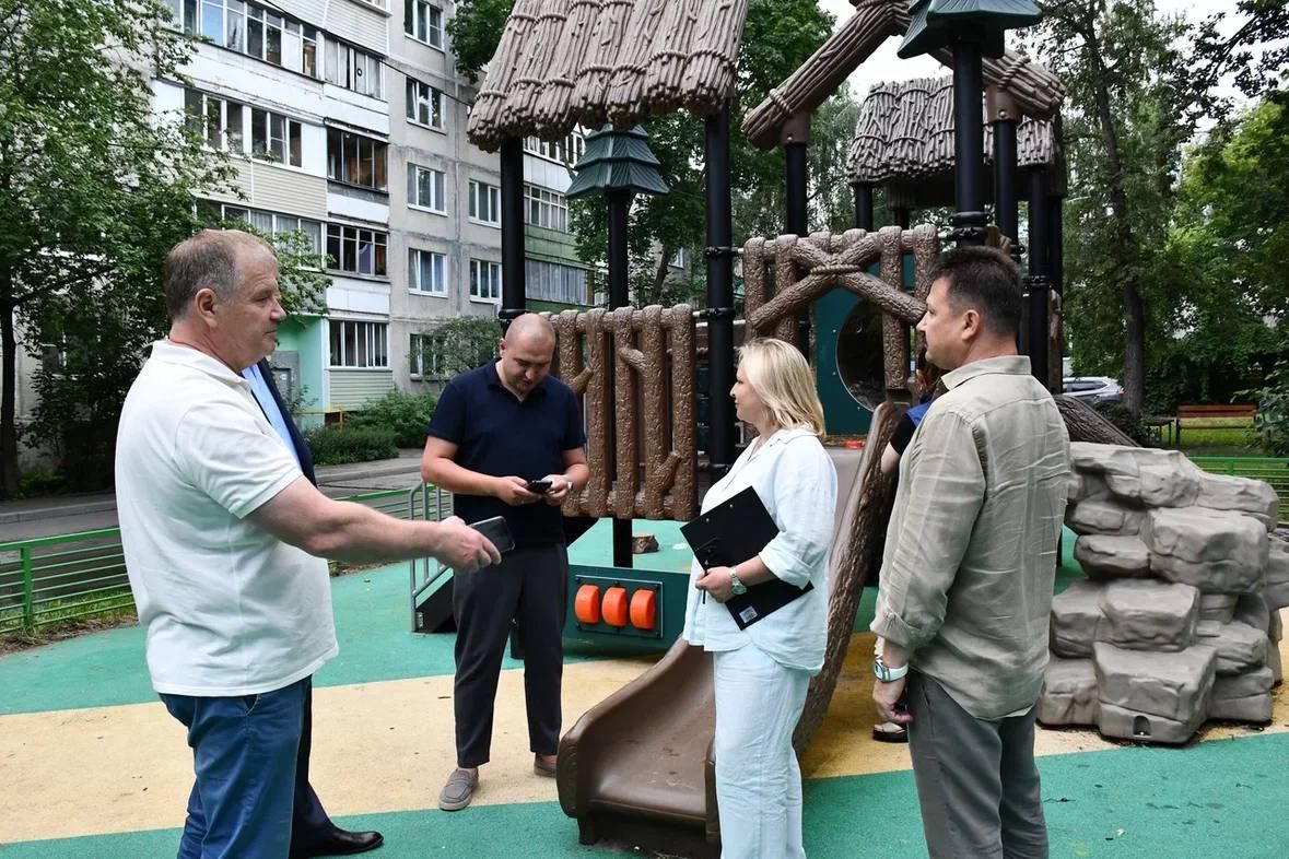 Заместители главы Жуковского проверили содержание территорий во дворах на улицах Мичурина, Жуковского и Чкалова Заместители главы Жуковского проверили содержание территорий во дворах на улицах Мичурина, Жуковского и Чкалова