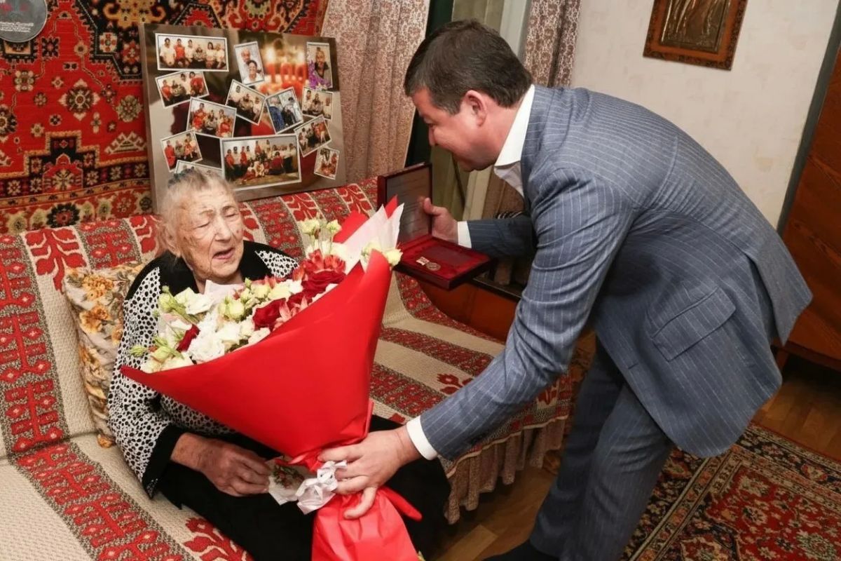 Глава Раменского округа вручил награду «85 лет битвы за Москву» ветерану