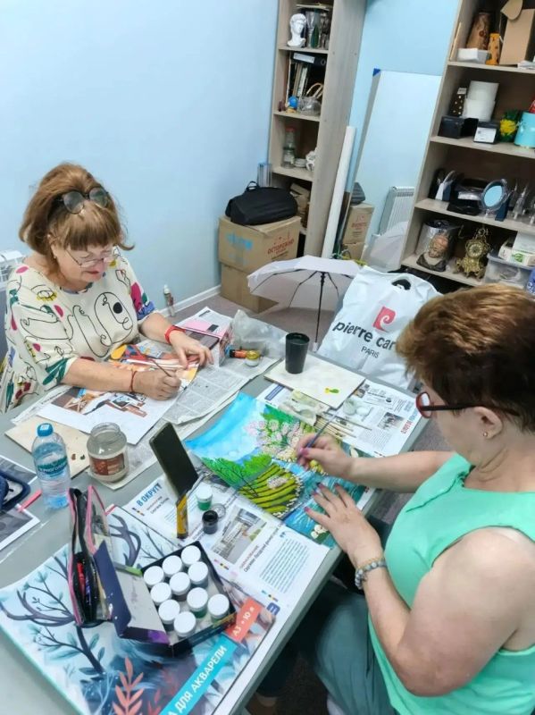 Практически каждое утро в отделении «Активное долголетие» г. Ивантеевки собираются любители рисования Практически каждое утро в отделении «Активное долголетие» г. Ивантеевки собираются любители рисования