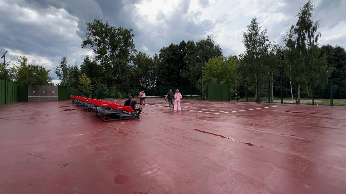 Обновленный корт готов принять любителей тенниса Обновленный корт готов принять любителей тенниса