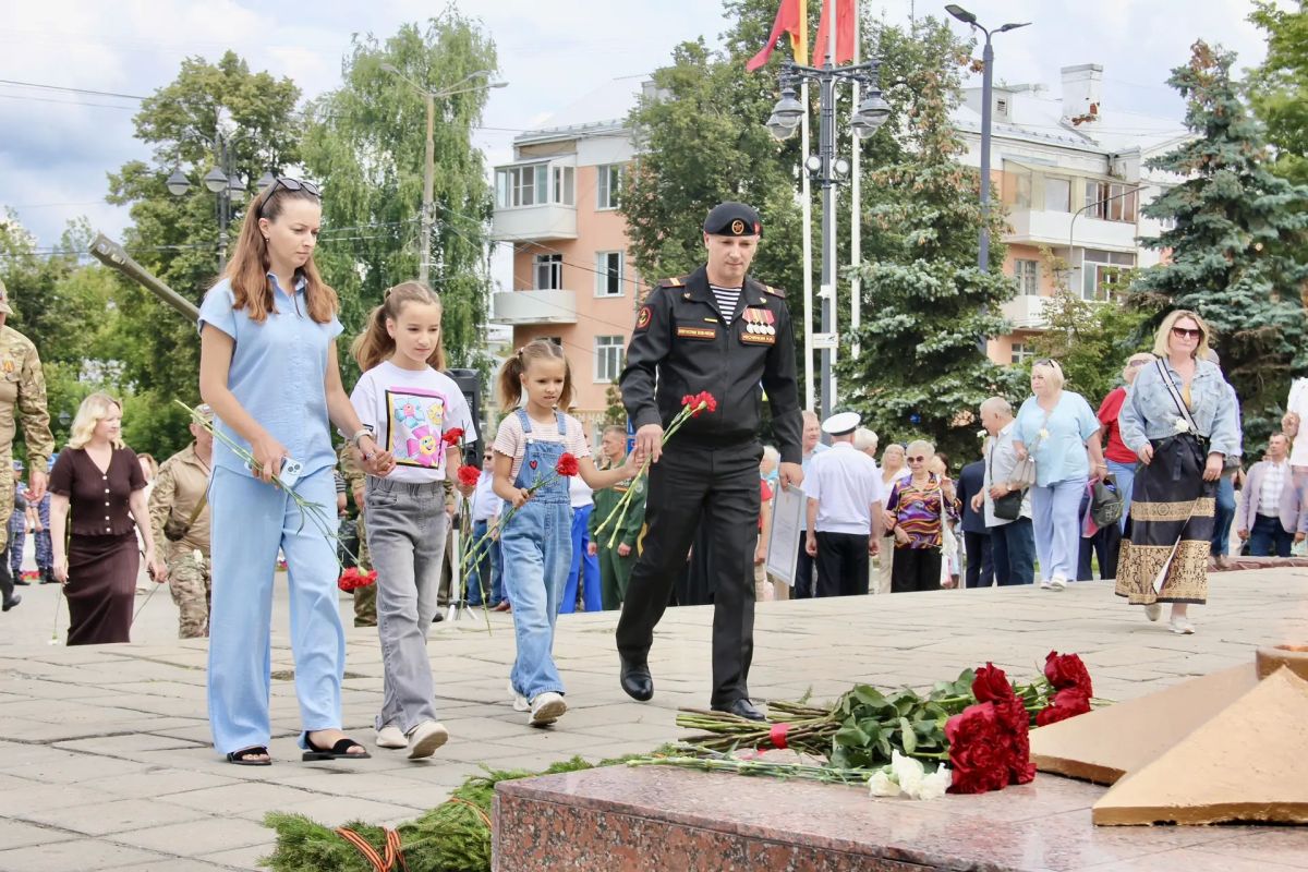 В последнее воскресенье июля мы вместе отметим День Военно-Морского Флота – праздник настоящих мужчин, тех, кто связал свою жизнь с морем и защитой нашей страны В последнее воскресенье июля мы вместе отметим День Военно-Морского Флота – праздник настоящих мужчин, тех, кто связал свою жизнь с морем и защитой нашей страны