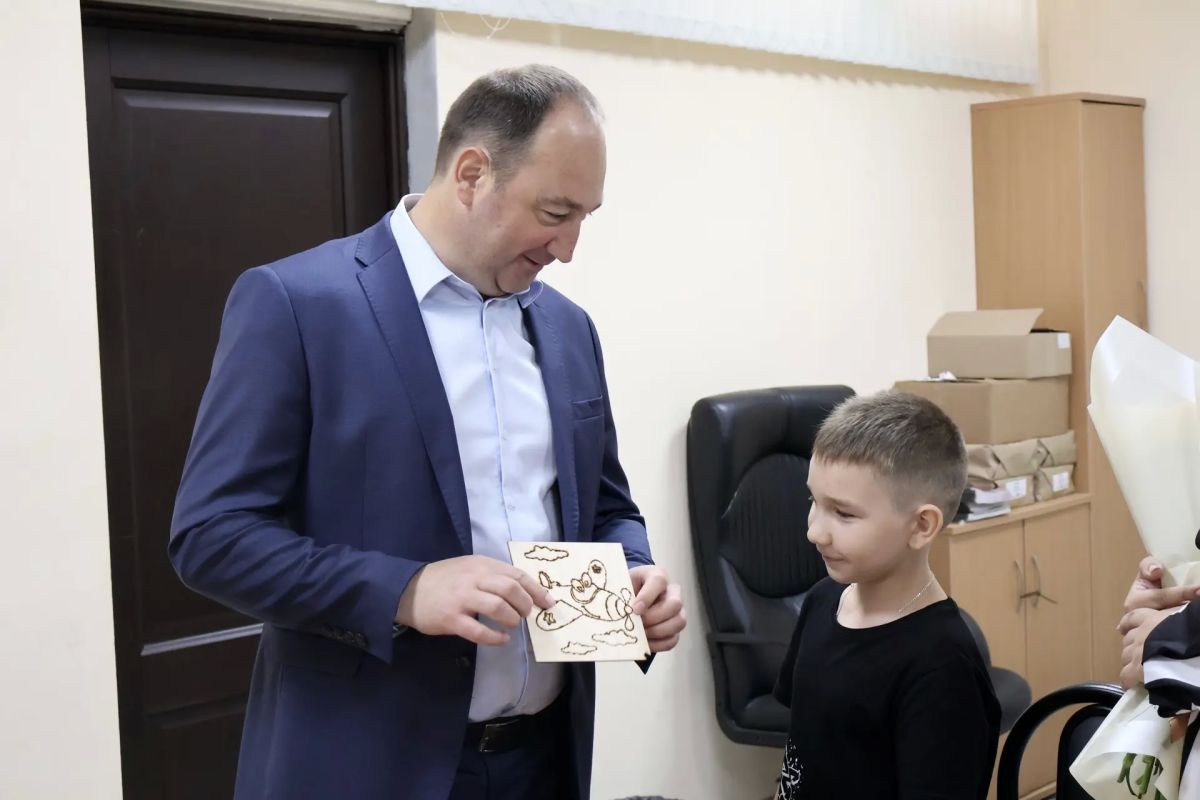 Глава Ступино поздравил с днём рождения сына погибшего участника СВО Глава Ступино поздравил с днём рождения сына погибшего участника СВО