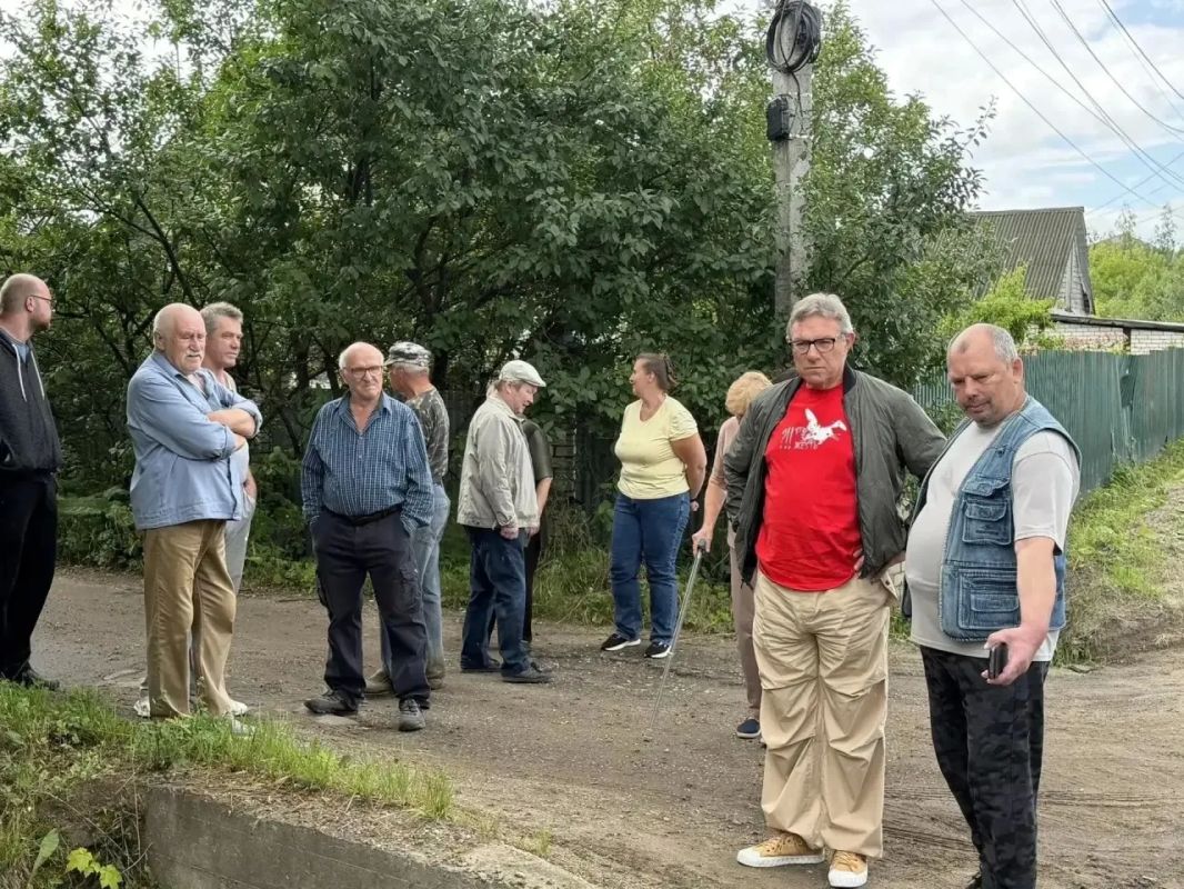 Депутаты окружного Совета совместно с заместителем главы округа Ильёй Кошелевым оценили ход капитального ремонта дорог в Сергиевом Посаде, осмотрев объекты на улицах Владимирской, Пограничной и Троицком бульваре