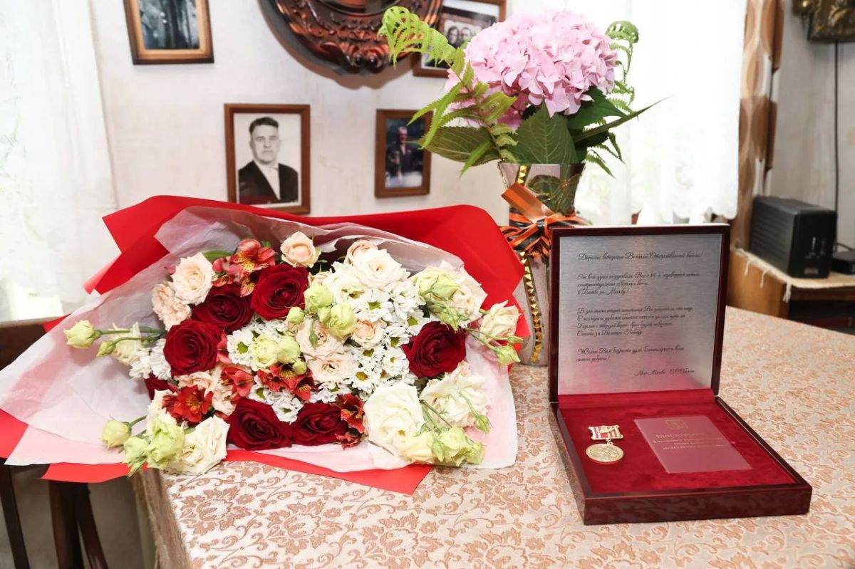 Глава Раменского округа вручил награду «85 лет битвы за Москву» ветерану Глава Раменского округа вручил награду «85 лет битвы за Москву» ветерану