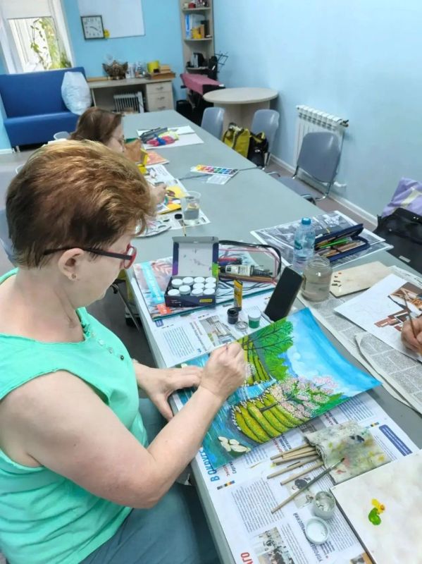 Практически каждое утро в отделении «Активное долголетие» г. Ивантеевки собираются любители рисования Практически каждое утро в отделении «Активное долголетие» г. Ивантеевки собираются любители рисования