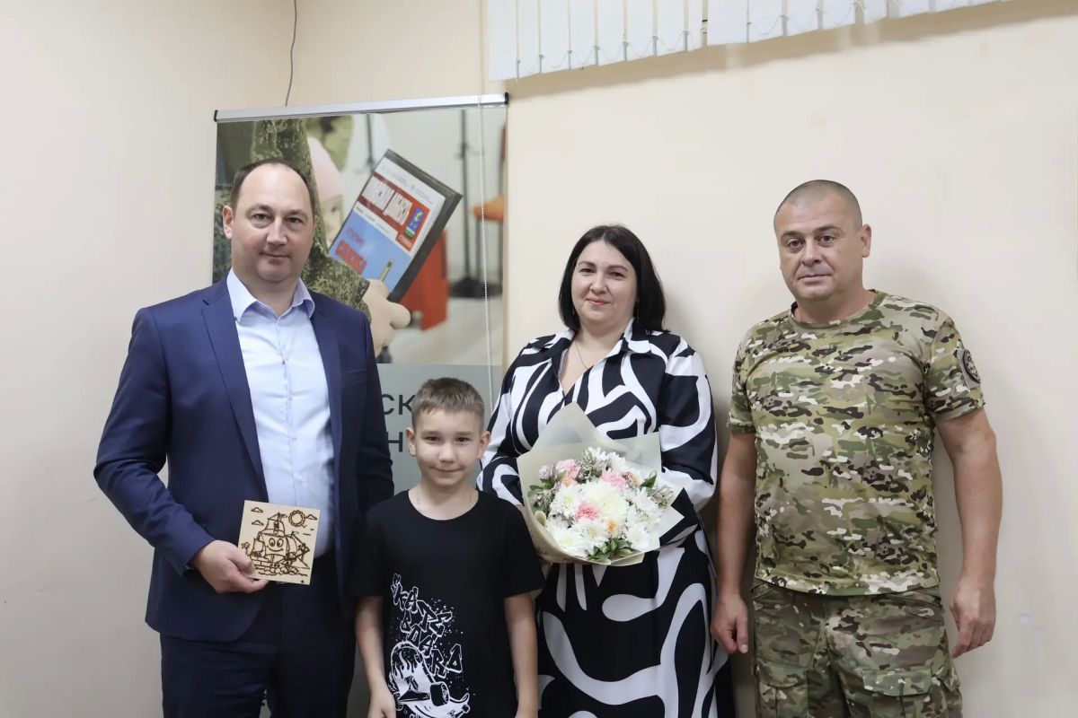 Глава Ступино поздравил с днём рождения сына погибшего участника СВО Глава Ступино поздравил с днём рождения сына погибшего участника СВО