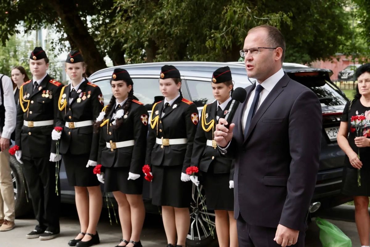 Мемориальную доску участнику СВО Дмитрию Метелькову открыли в Балашихе Мемориальную доску участнику СВО Дмитрию Метелькову открыли в Балашихе
