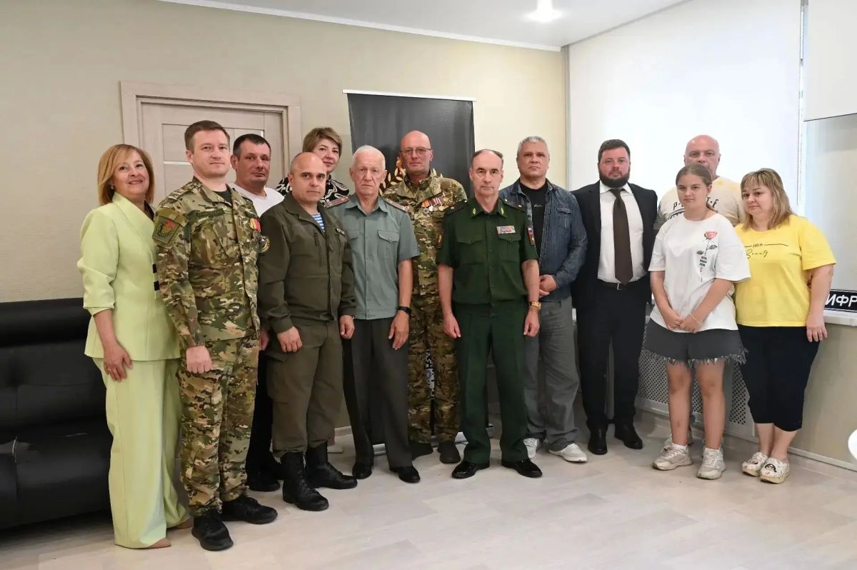 В Едином центре поддержки участников СВО и членов их семей ветеранам боевых действий вручили общественные медали