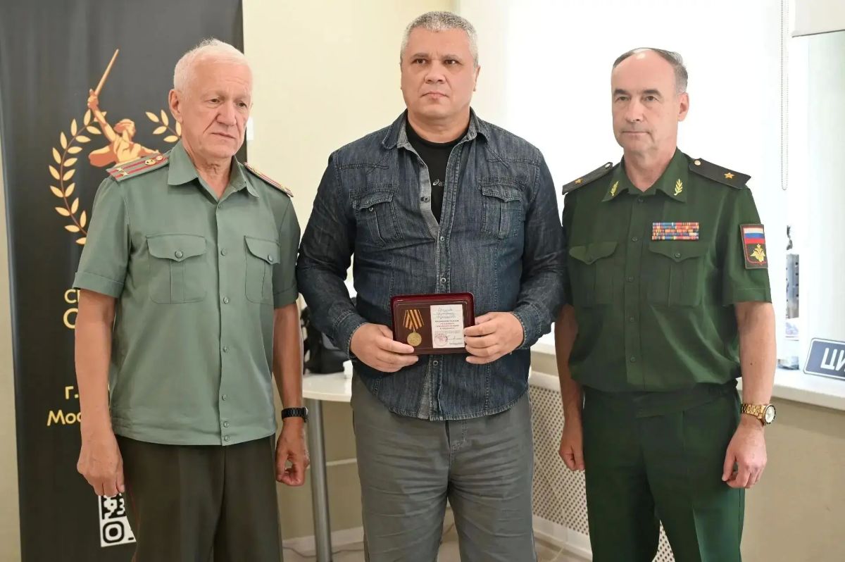 В Едином центре поддержки участников СВО и членов их семей ветеранам боевых действий вручили общественные медали В Едином центре поддержки участников СВО и членов их семей ветеранам боевых действий вручили общественные медали