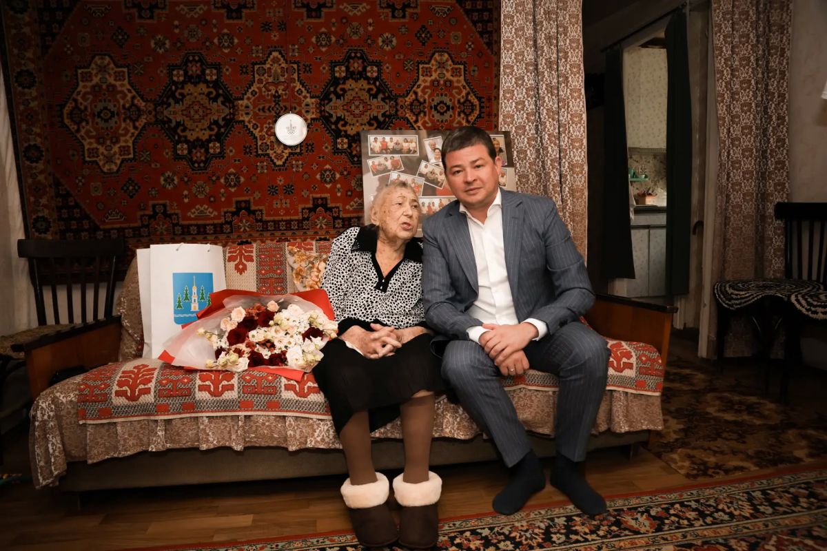 Глава Раменского округа вручил награду «85 лет битвы за Москву» ветерану Глава Раменского округа вручил награду «85 лет битвы за Москву» ветерану
