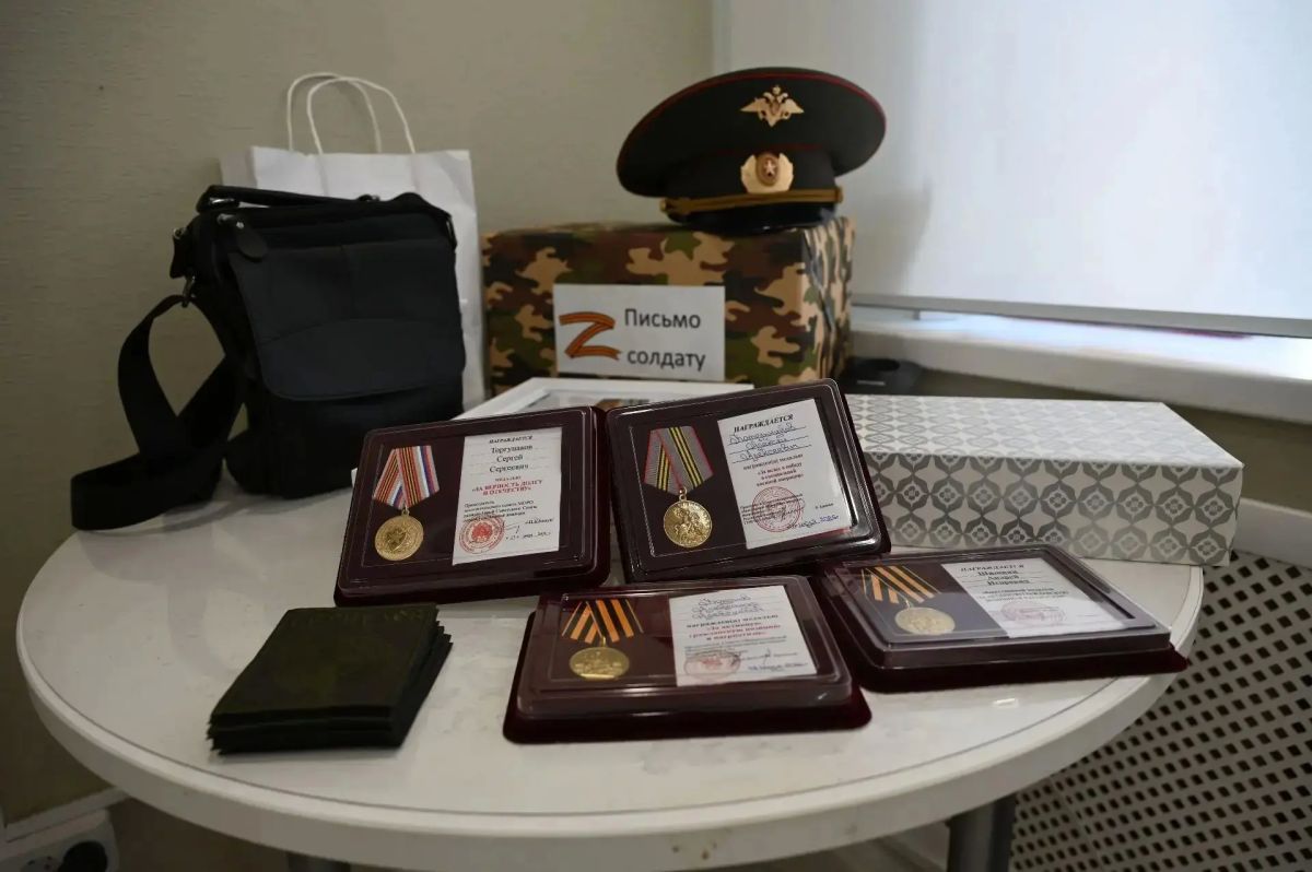 В Едином центре поддержки участников СВО и членов их семей ветеранам боевых действий вручили общественные медали В Едином центре поддержки участников СВО и членов их семей ветеранам боевых действий вручили общественные медали