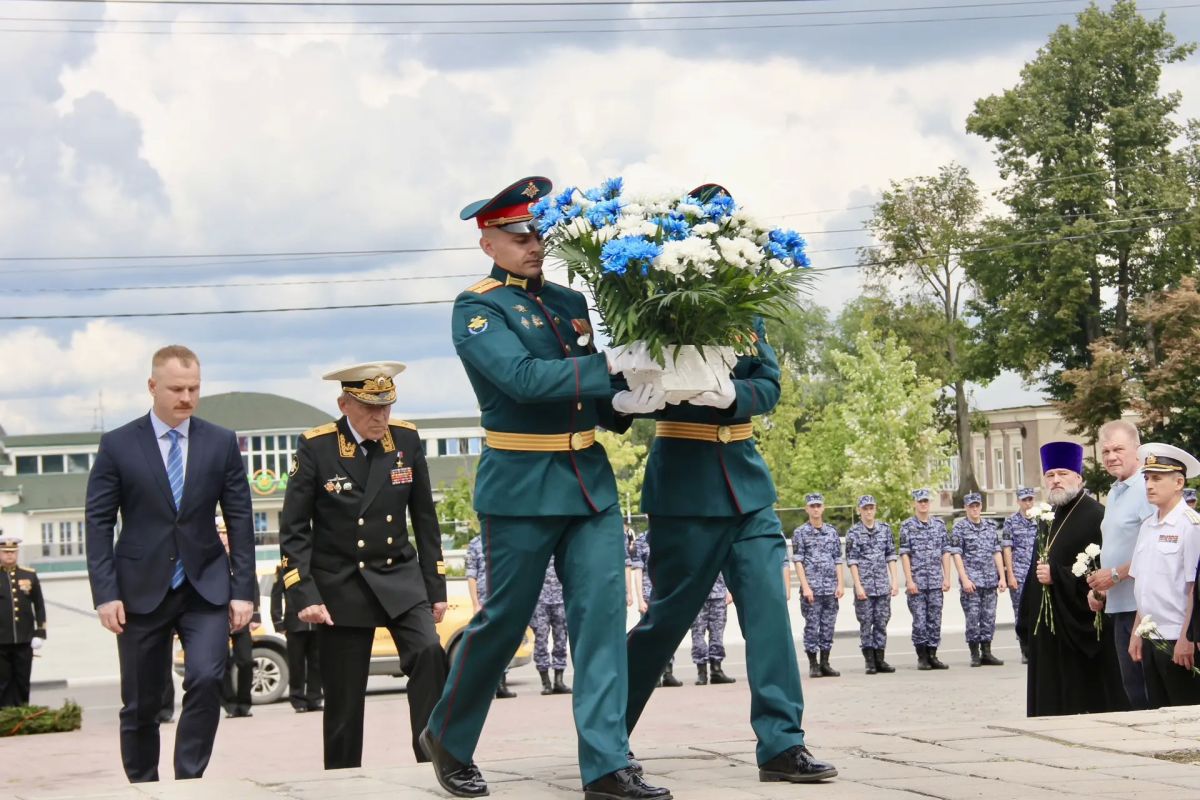 В последнее воскресенье июля мы вместе отметим День Военно-Морского Флота – праздник настоящих мужчин, тех, кто связал свою жизнь с морем и защитой нашей страны В последнее воскресенье июля мы вместе отметим День Военно-Морского Флота – праздник настоящих мужчин, тех, кто связал свою жизнь с морем и защитой нашей страны