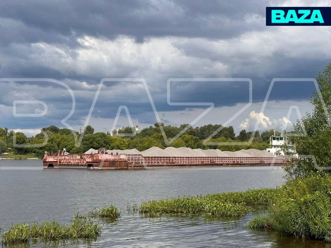 В Подмосковье образовалась пробка из кораблей — огромная баржа села на мель и перекрыла гавань В Подмосковье образовалась пробка из кораблей — огромная баржа села на мель и перекрыла гавань