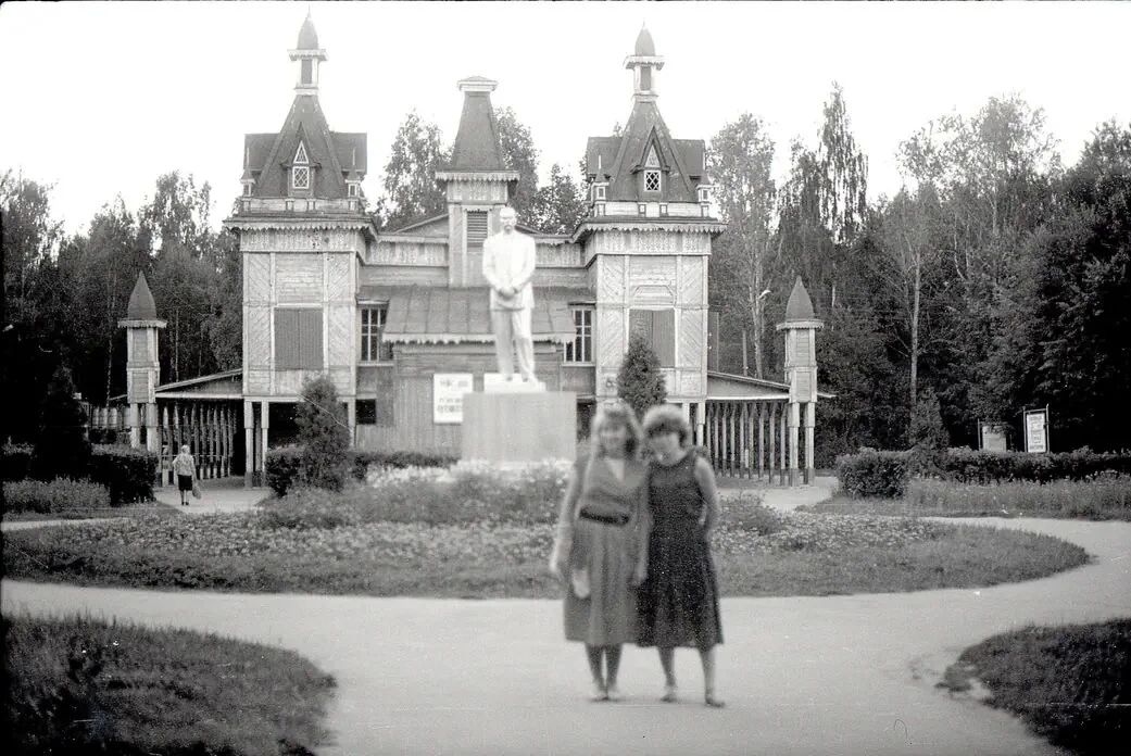 Максим Красноцветов: На архивных фотографиях нашего округа - знакомые места, улыбки жителей и моменты, сохранившие атмосферу разных лет Максим Красноцветов: На архивных фотографиях нашего округа - знакомые места, улыбки жителей и моменты, сохранившие атмосферу разных лет