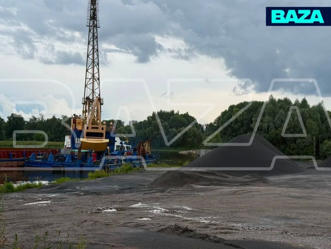 В Подмосковье образовалась пробка из кораблей — огромная баржа села на мель и перекрыла гавань В Подмосковье образовалась пробка из кораблей — огромная баржа села на мель и перекрыла гавань