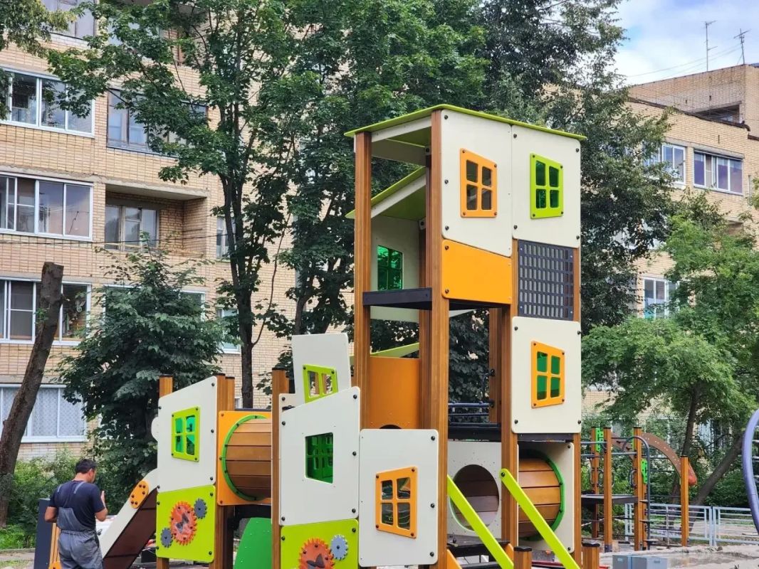 В Сергиевом Посаде завершают благоустройство пространства для детей у дома № 29 на Клементьевской