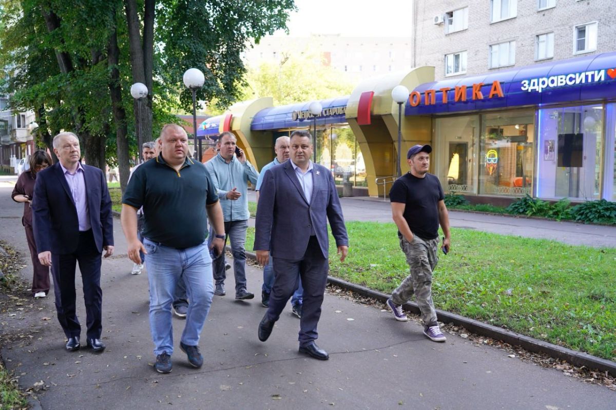 Заместитель главы городского округа Подольск Александр Золотов совместно с представителями профильных служб провёл обход центральной части Подольска — на улице Большой Серпуховской