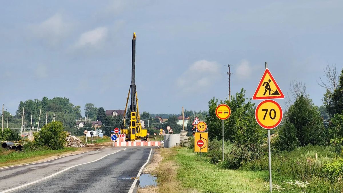 Продолжается строительство нового моста через реку Яхрома возле деревни Давыдково