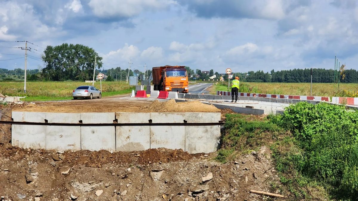 Продолжается строительство нового моста через реку Яхрома возле деревни Давыдково Продолжается строительство нового моста через реку Яхрома возле деревни Давыдково