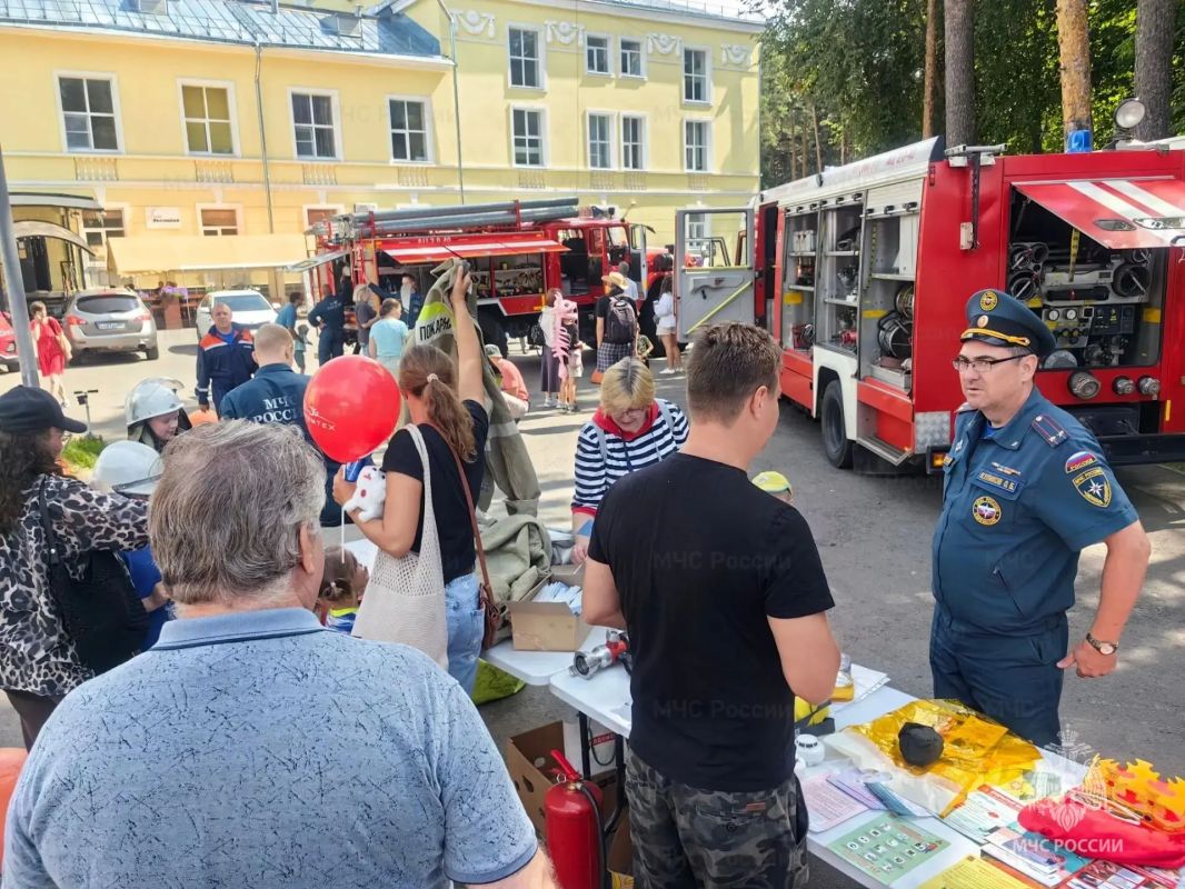 День города в Дубне: огнеборцы стали главными героями праздника День города в Дубне: огнеборцы стали главными героями праздника