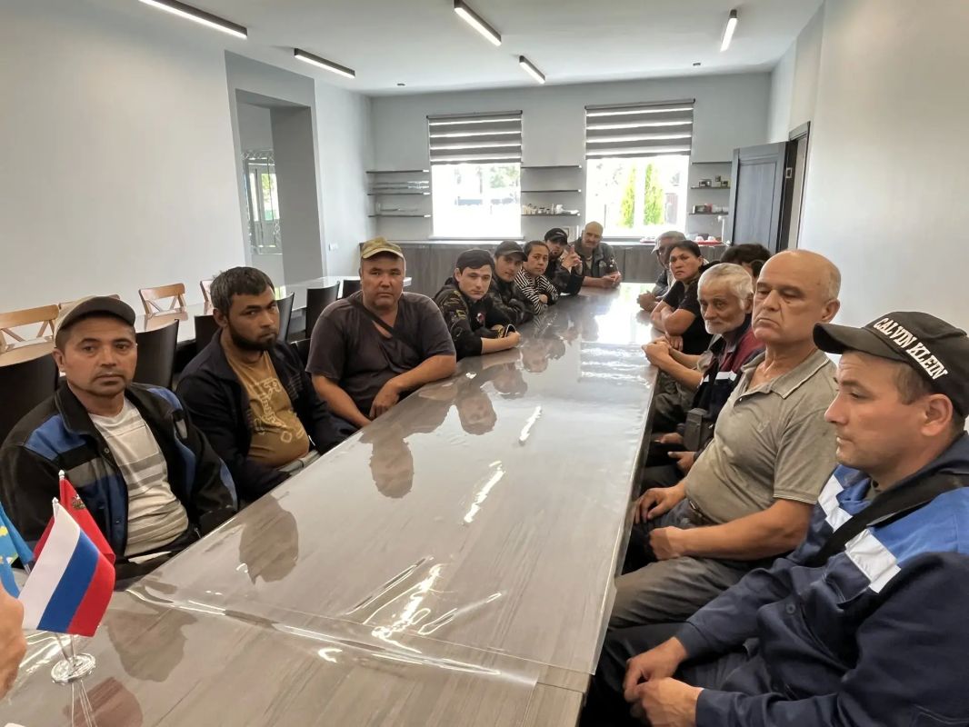На площадке овощного хозяйства АО «Озёры» состоялся семинар-лекция для иностранных работников, занятых на предприятии На площадке овощного хозяйства АО «Озёры» состоялся семинар-лекция для иностранных работников, занятых на предприятии