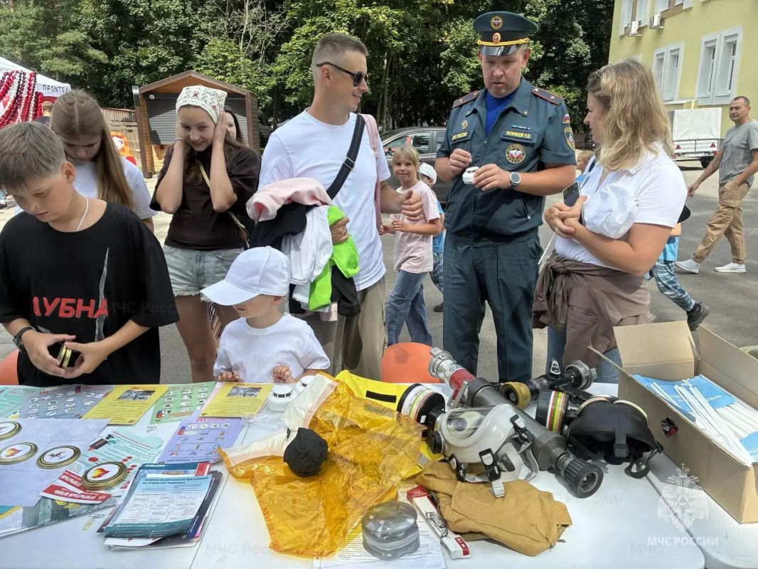 День города в Дубне: огнеборцы стали главными героями праздника День города в Дубне: огнеборцы стали главными героями праздника