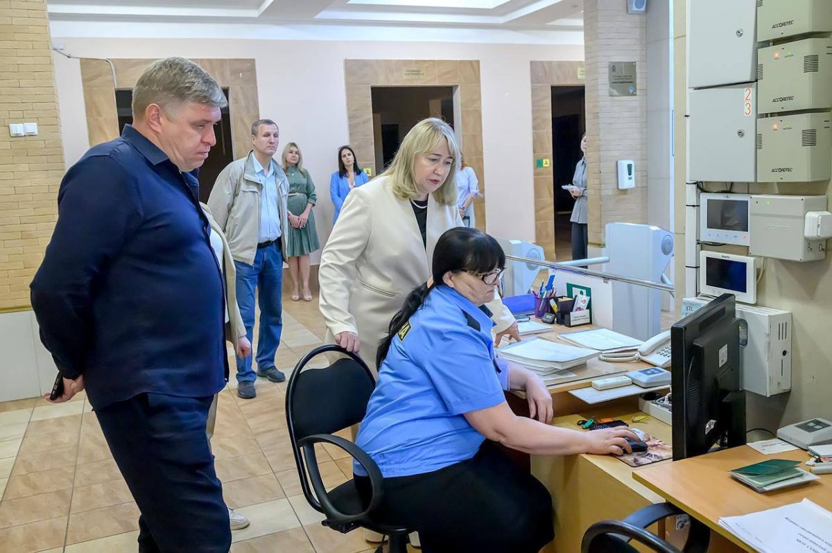 Школу № 33 в микрорайоне Силикатная проверили перед новым учебным годом Школу № 33 в микрорайоне Силикатная проверили перед новым учебным годом