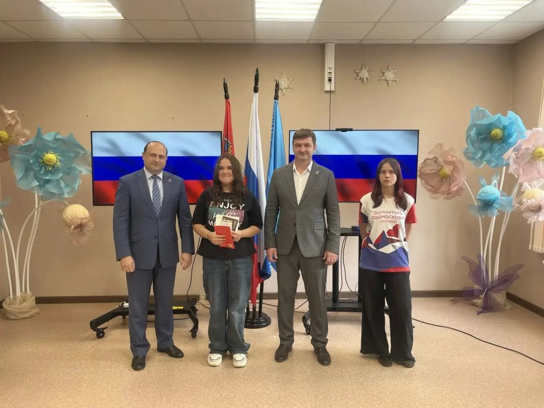 14-летние юноши и девушки Городского округа Коломна получили первые паспорта в торжественной обстановке 14-летние юноши и девушки Городского округа Коломна получили первые паспорта в торжественной обстановке