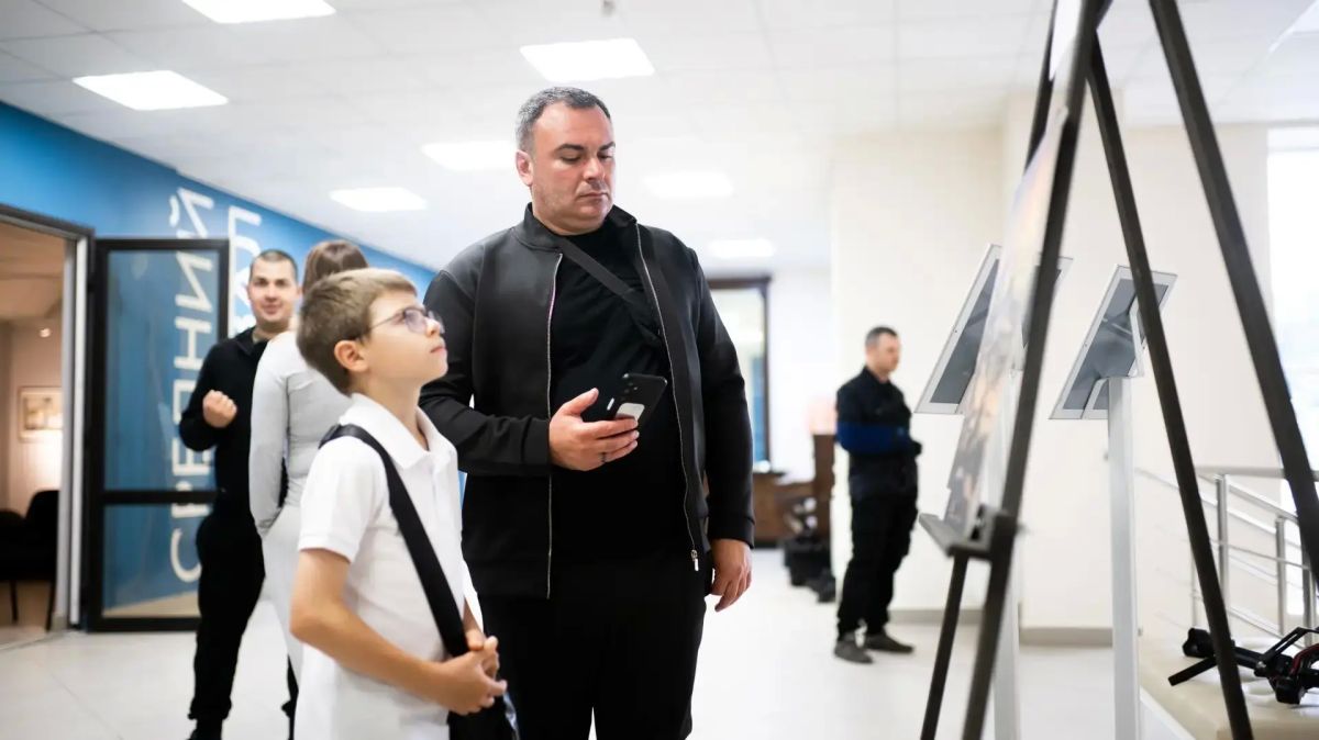 Выставка картин участника СВО открылась в Люберцах Выставка картин участника СВО открылась в Люберцах