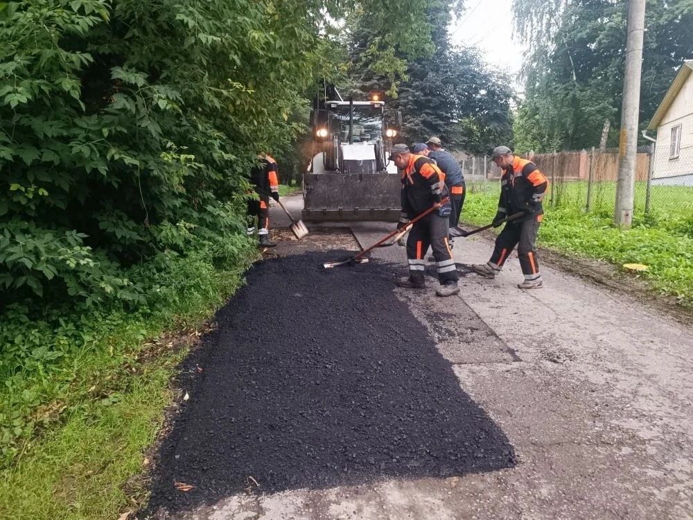 Сотрудники городского предприятия «Автобытдор» продолжают точечный ремонт дорог Сотрудники городского предприятия «Автобытдор» продолжают точечный ремонт дорог