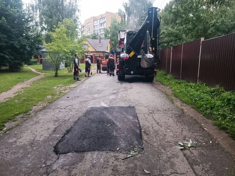 Сотрудники городского предприятия «Автобытдор» продолжают точечный ремонт дорог Сотрудники городского предприятия «Автобытдор» продолжают точечный ремонт дорог