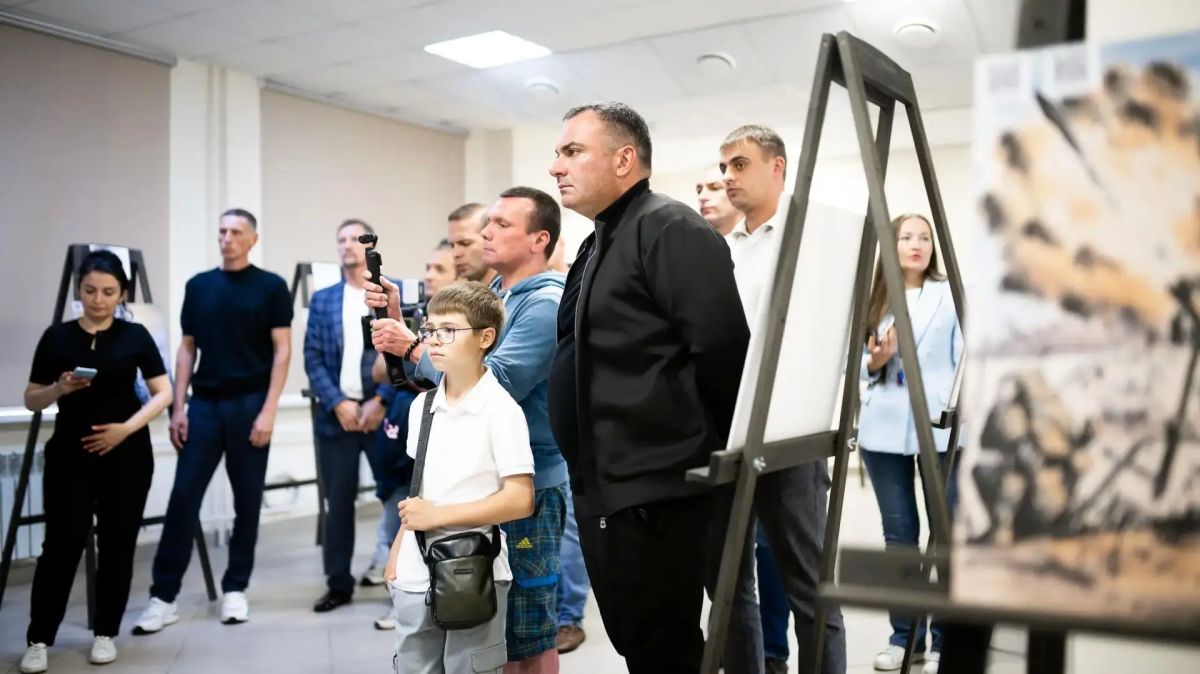 Выставка картин участника СВО открылась в Люберцах Выставка картин участника СВО открылась в Люберцах