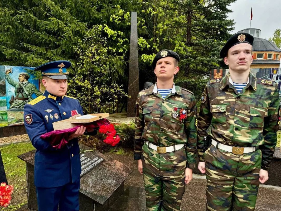 Данила Дубровский, заместитель руководителя православного военно-патриотического клуба имени князя Владимира Храброго, удостоен благодарственного письма от Министра информации и молодёжной политики МО Екатерины Швелидзе Данила Дубровский, заместитель руководителя православного военно-патриотического клуба имени князя Владимира Храброго, удостоен благодарственного письма от Министра информации и молодёжной политики МО Екатерины Швелидзе