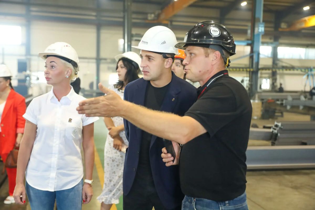 Развитие промышленности и новые рабочие места: на заводе «Аполло» обсудили перспективы производства Развитие промышленности и новые рабочие места: на заводе «Аполло» обсудили перспективы производства