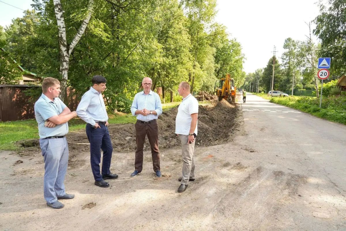 В п. Конкурсный завершается строительство нового тротуара протяжённостью 290 метров В п. Конкурсный завершается строительство нового тротуара протяжённостью 290 метров