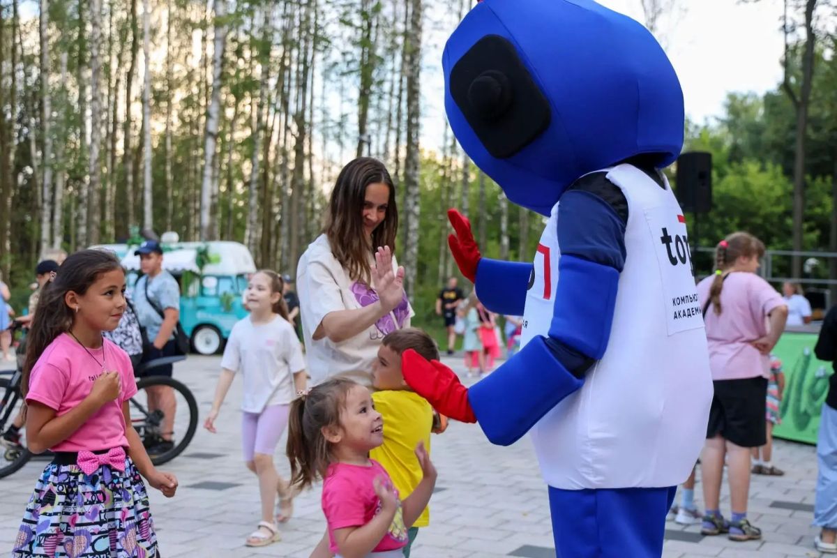 На этой неделе проект «Районы-кварталы» прошли сразу на двух площадках города — в парке «Авангард» и во дворе дома № 10 на ул.Захарченко На этой неделе проект «Районы-кварталы» прошли сразу на двух площадках города — в парке «Авангард» и во дворе дома № 10 на ул.Захарченко